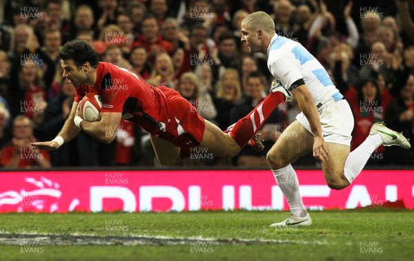 161113 - Wales v Argentina - Dove Men Series - Mike Phillips of Wales scores the first try