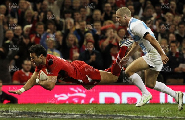 161113 - Wales v Argentina - Dove Men Series - Mike Phillips of Wales scores the first try