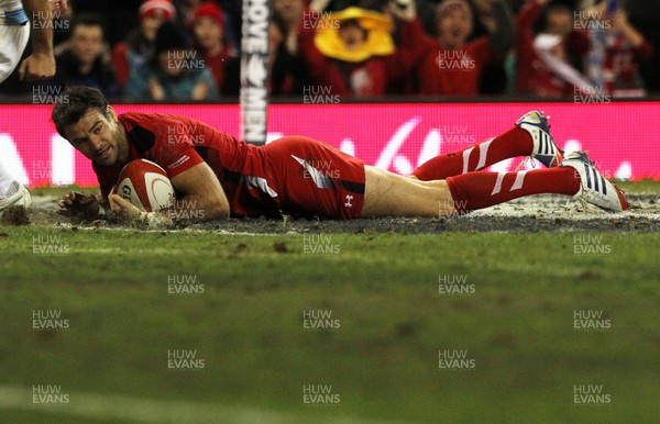 161113 - Wales v Argentina - Dove Men Series - Mike Phillips of Wales scores the first try