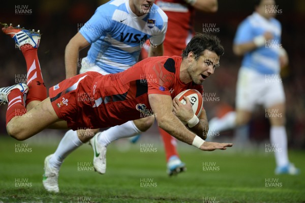 161113 - Wales v Argentina - Dove Men Series 2013 -Mike Phillips of Wales breaks to score try