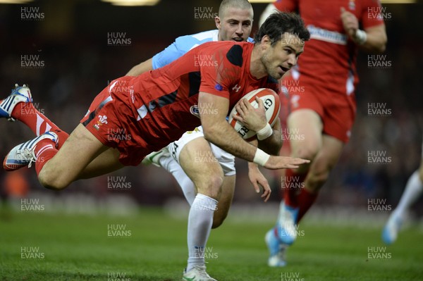 161113 - Wales v Argentina - Dove Men Series 2013 -Mike Phillips of Wales breaks to score try