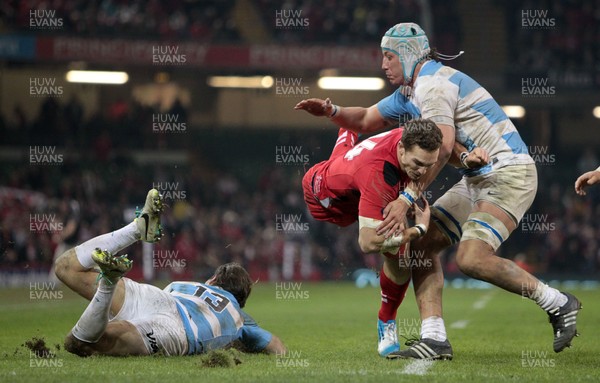 161113 - Wales v Argentina - Dove Men Series - George North of Wales is tackled by Marcelo Bosch and Patricio Albacete of Argentina 