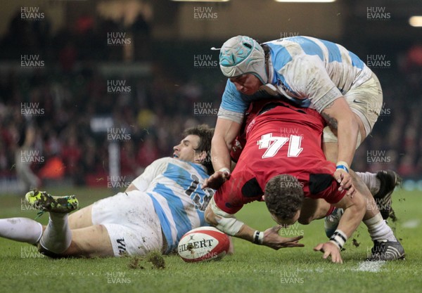 161113 - Wales v Argentina - Dove Men Series - George North of Wales is tackled by Marcelo Bosch and Patricio Albacete of Argentina 