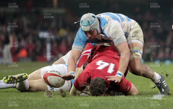 161113 - Wales v Argentina - Dove Men Series - George North of Wales is tackled by Marcelo Bosch and Patricio Albacete of Argentina 