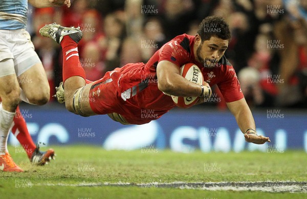 161113 - Wales v Argentina - Dove Men Series - Toby Faletau of Wales scores a try 