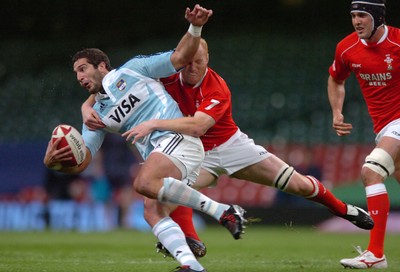 18.08.07 - Wales v Argentina - Invesco Perpetual 2007 Summer Series - Argentina's Juan Manuel Leguizamon is tackled by Martyn Williams 