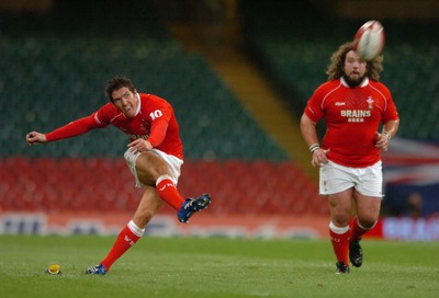 18.08.07 - Wales v Argentina - Invesco Perpetual 2007 Summer Series - Wales' James Hook kicks at goal 