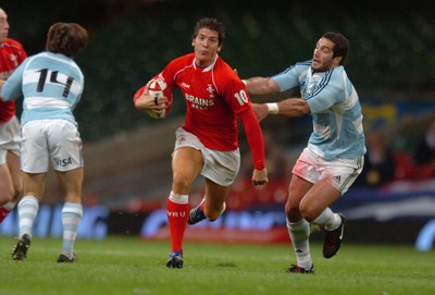 18.08.07 - Wales v Argentina - Invesco Perpetual 2007 Summer Series - Wales' James Hook beats Argentina's Juan Manuel Leguizamon 