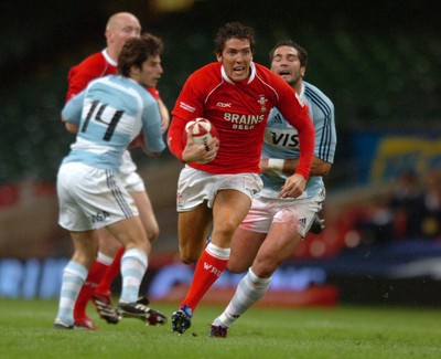 18.08.07 - Wales v Argentina - Invesco Perpetual 2007 Summer Series - Wales' James Hook beats Argentina's Juan Manuel Leguizamon 