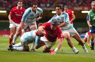 18.08.07 - Wales v Argentina - Invesco Perpetual 2007 Summer Series - Wales' Alun Wyn Jones dives over for try 