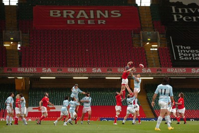 18.08.07 - Wales v Argentina - Invesco Perpetual 2007 Summer Series - Wales' Alun Wyn Jones contests line-out ball with Argentina's Gonzalo Longo 