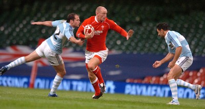 18.08.07 - Wales v Argentina - Invesco Perpetual 2007 Summer Series - Wales' Gareth  Thomas takes on Argentina's Felipe Contepomi(L) and Ignacio Corleto 