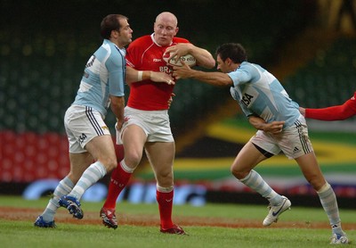 18.08.07 - Wales v Argentina - Invesco Perpetual 2007 Summer Series - Wales' Tom Shanklin is tackled by Argentina's Felipe Contepomi and Ignacio Corleto 