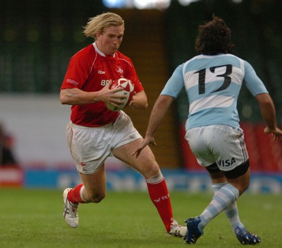 18.08.07 - Wales v Argentina - Invesco Perpetual 2007 Summer Series - Wales' Alix Popham takes on Argentina's Martin Gaitan 