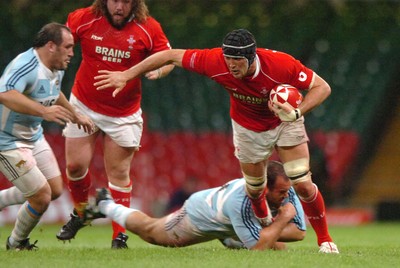 18.08.07 - Wales v Argentina - Invesco Perpetual 2007 Summer Series - Wales' Jonathan Thomas is tackled by Argentina's Rodrigo Roncero 