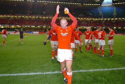 18.08.07 - Wales v Argentina - Invesco Perpetual 2007 Summer Series - Wales' gareth Thomas applauds the crowd 