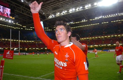 18.08.07 - Wales v Argentina - Invesco Perpetual 2007 Summer Series - Wales' James Hook thanks the crowd 