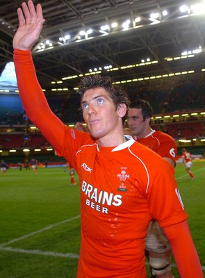 18.08.07 - Wales v Argentina - Invesco Perpetual 2007 Summer Series - Wales' James Hook thanks the crowd 