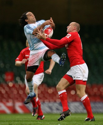18.08.07  Wales v Argentina Wales Gareth Thomas competes with Martin Gaitan for high ball. 