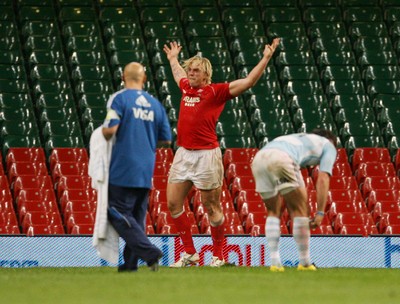 18.08.07  Wales v Argentina Wales Alix Popham celebrates win 