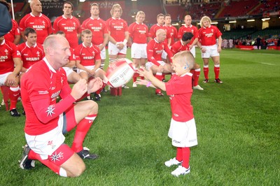 18.08.07  Wales v Argentina Six year old Rhys Harris with captain Gareth Thomas and the Wales team 