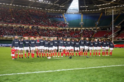 18.08.07  Wales v Argentina Six year old Rhys Harris with captain Gareth Thomas and the Wales team 