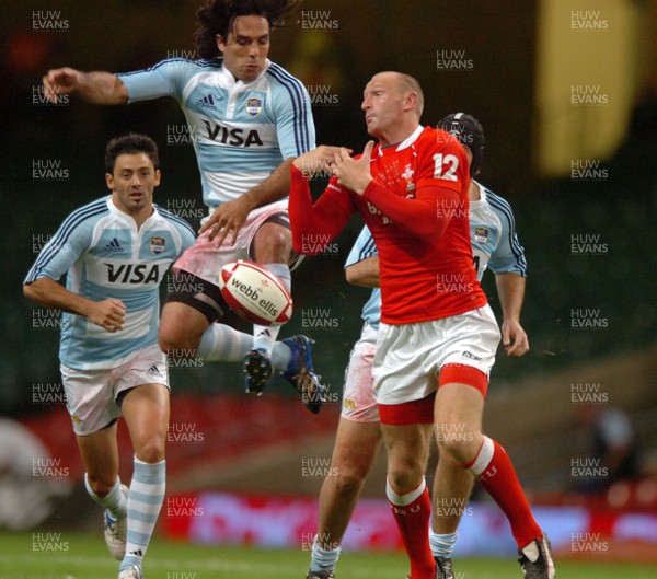 18.08.07 - Wales v Argentina - Invesco Perpetual 2007 Summer Series - Argentina's Martin Gaitan and Gareth Thomas of Wales compete for high ball 