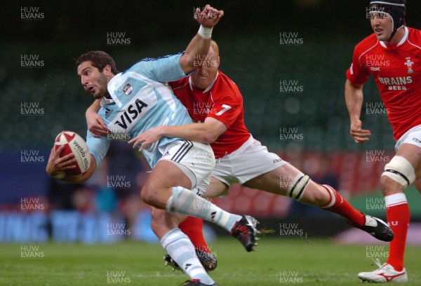 18.08.07 - Wales v Argentina - Invesco Perpetual 2007 Summer Series - Argentina's Juan Manuel Leguizamon is tackled by Martyn Williams 