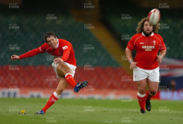 18.08.07 - Wales v Argentina - Invesco Perpetual 2007 Summer Series - Wales' James Hook kicks at goal 