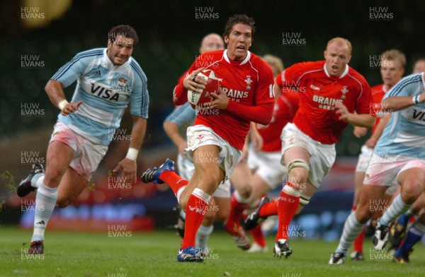 18.08.07 - Wales v Argentina - Invesco Perpetual 2007 Summer Series - Wales' James Hook beats Argentina's Juan Manuel Leguizamon 