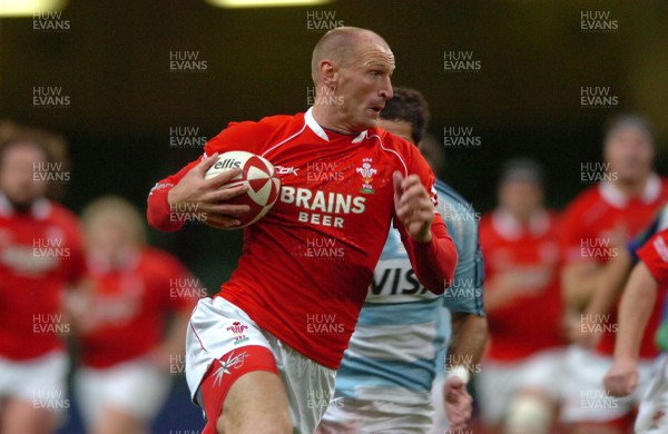 18.08.07 - Wales v Argentina - Invesco Perpetual 2007 Summer Series - Wales' Gareth Thomas runs in for try 