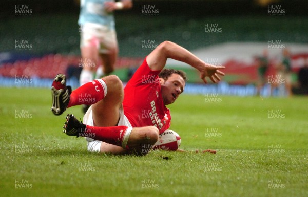 18.08.07 - Wales v Argentina - Invesco Perpetual 2007 Summer Series - Wales' Mark Jones dives on lose ball to score try 