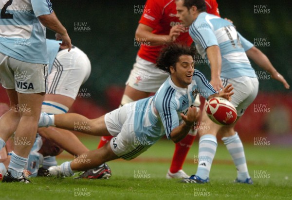 18.08.07 - Wales v Argentina - Invesco Perpetual 2007 Summer Series - Argentina's Agustin Pichot releases his backs 