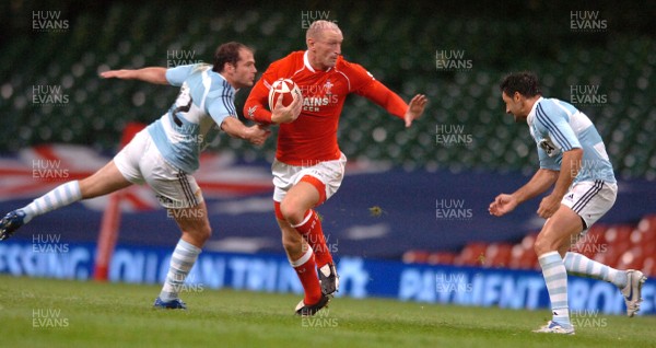 18.08.07 - Wales v Argentina - Invesco Perpetual 2007 Summer Series - Wales' Gareth  Thomas takes on Argentina's Felipe Contepomi(L) and Ignacio Corleto 
