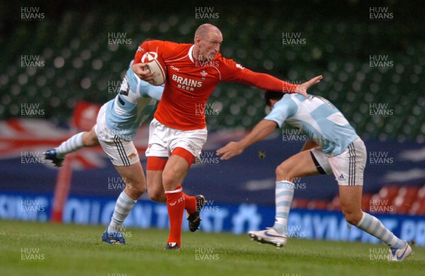 18.08.07 - Wales v Argentina - Invesco Perpetual 2007 Summer Series - Wales' Gareth  Thomas takes on Argentina's Felipe Contepomi(L) and Ignacio Corleto 