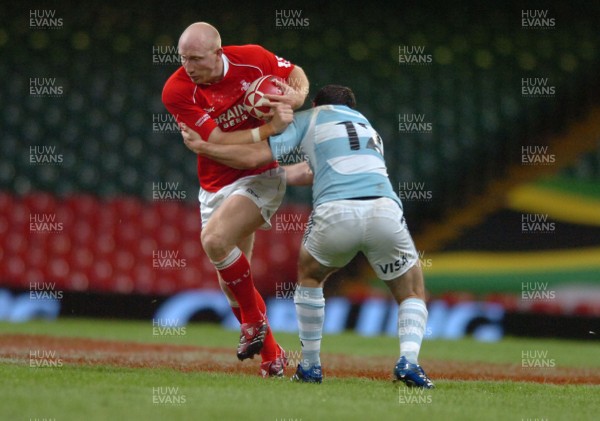18.08.07 - Wales v Argentina - Invesco Perpetual 2007 Summer Series - Wales' Tom Shanklin is tackled by Argentina's Felipe Contepomi 