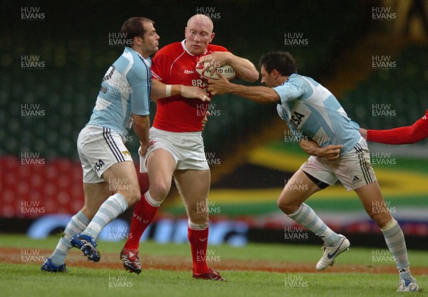 18.08.07 - Wales v Argentina - Invesco Perpetual 2007 Summer Series - Wales' Tom Shanklin is tackled by Argentina's Felipe Contepomi and Ignacio Corleto 