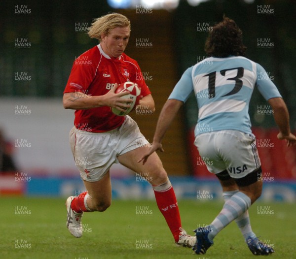 18.08.07 - Wales v Argentina - Invesco Perpetual 2007 Summer Series - Wales' Alix Popham takes on Argentina's Martin Gaitan 