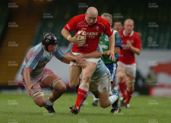 18.08.07 - Wales v Argentina - Invesco Perpetual 2007 Summer Series - Wales' Tom Shanklin is tackled by Argentina's Felipe Contepomi(R) and Patricio Albacete 