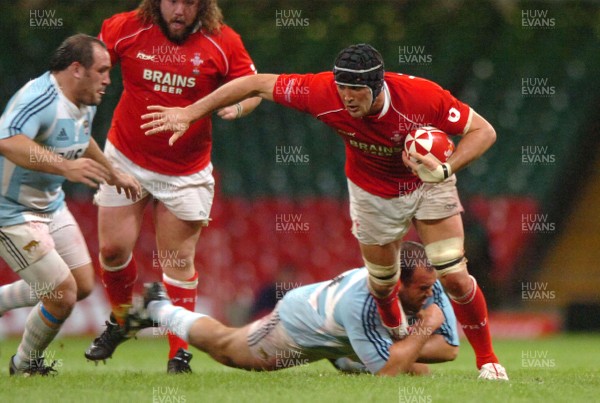 18.08.07 - Wales v Argentina - Invesco Perpetual 2007 Summer Series - Wales' Jonathan Thomas is tackled by Argentina's Rodrigo Roncero 