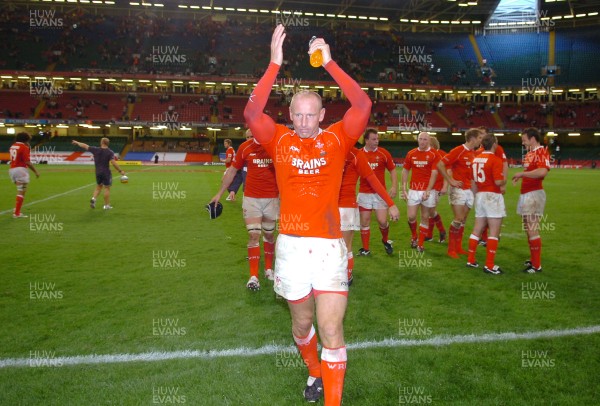 18.08.07 - Wales v Argentina - Invesco Perpetual 2007 Summer Series - Wales' gareth Thomas applauds the crowd 