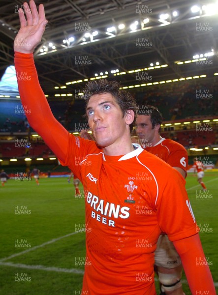 18.08.07 - Wales v Argentina - Invesco Perpetual 2007 Summer Series - Wales' James Hook thanks the crowd 