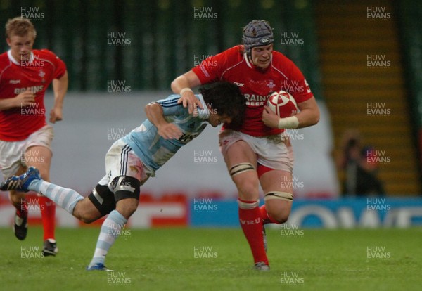 18.08.07 - Wales v Argentina - Invesco Perpetual 2007 Summer Series - Wales' Alun Wyn Jones takes on Argentina's Martin Gaitan 
