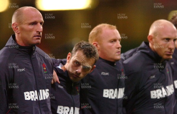 18.08.07 - Wales v Argentina - Invesco Perpetual 2007 Summer Series - Wales' Captain, Gareth Thomas(L) lines up for the anthems with his players 