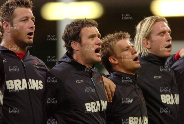 18.08.07 - Wales v Argentina - Invesco Perpetual 2007 Summer Series - Mark Jones(c) lines up for the anthems 