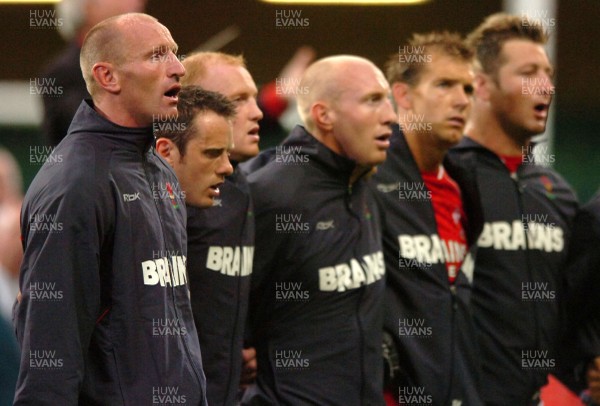 18.08.07 - Wales v Argentina - Invesco Perpetual 2007 Summer Series - Wales' Captain, Gareth Thomas(L) lines up for the anthems with his players 