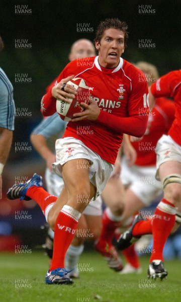 18.08.07 - Wales v Argentina - Invesco Perpetual 2007 Summer Series - Wales' James Hook beats Argentina's Juan Manuel Leguizamon 