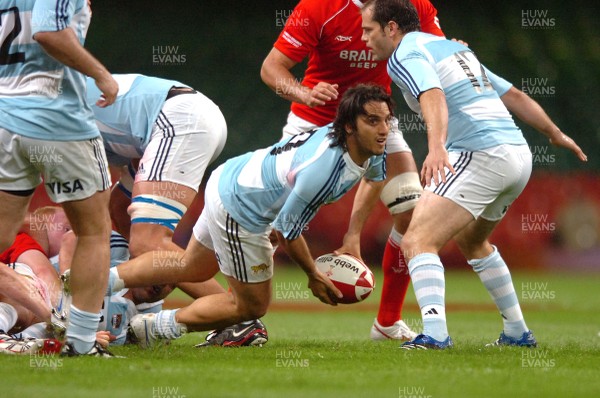 18.08.07 - Wales v Argentina - Invesco Perpetual 2007 Summer Series - Argentina's Agustin Pichot releases his backs 