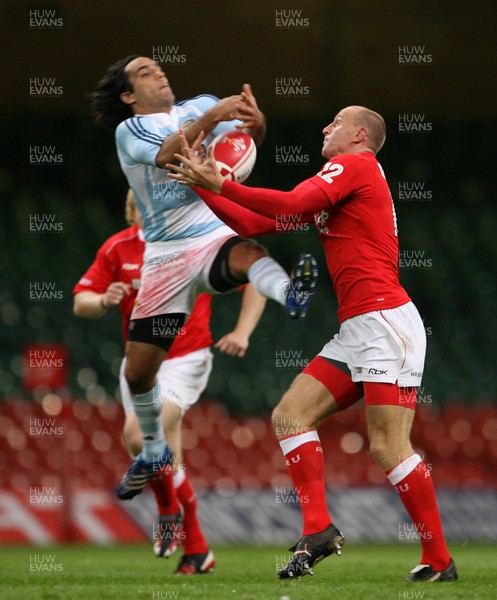 18.08.07  Wales v Argentina Wales Gareth Thomas competes with Martin Gaitan for high ball. 