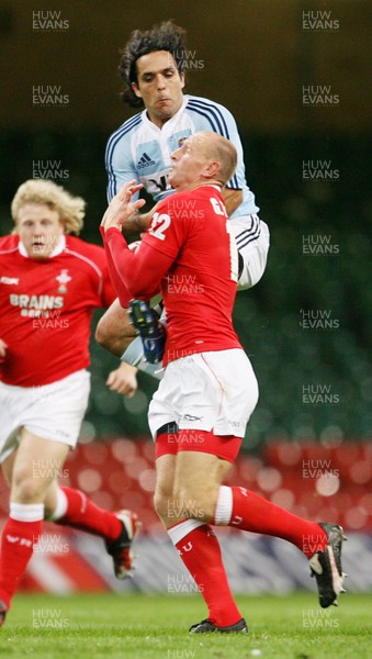 18.08.07  Wales v Argentina Wales Gareth Thomas competes with Martin Gaitan for high ball. 